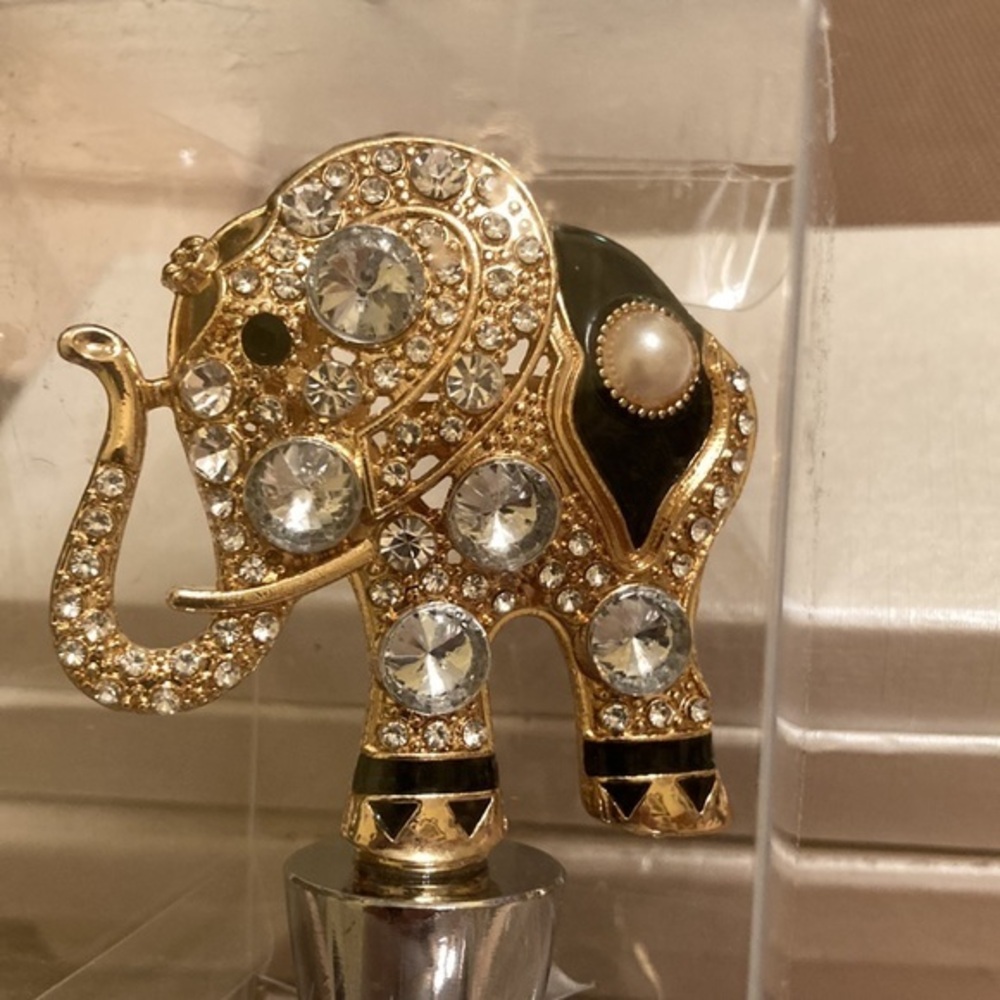 NIB embellished gold tone elephant wine bottle stopper